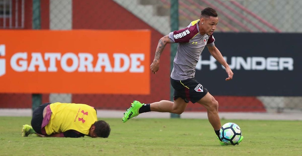Neilton segue com futuro incerto no São Paulo