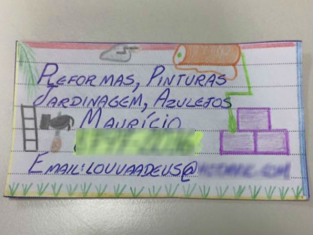 Maurício usou lápis de cor e folhas de caderno para fazer seu cartão de visitas (Foto: Grace Kelly Shormn/Arquivo pessoal)