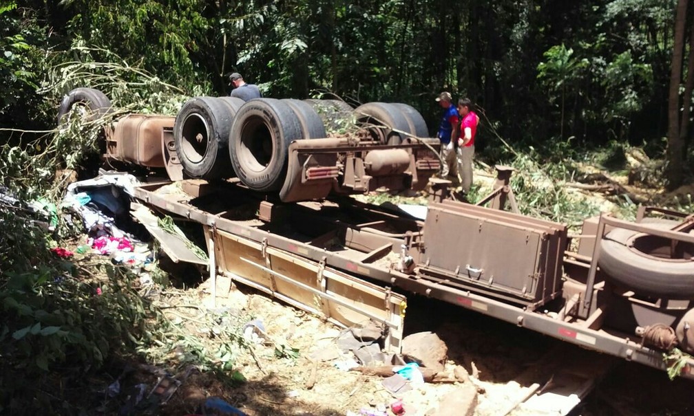 Conforme a Pol&iacute;cia Rodovi&aacute;ria Federal (PRF), o motorista perdeu o controle do ve&iacute;culo em uma curva. (Foto: Pol&iacute;cia Rodovi&aacute;ria Federal/Divulga&ccedil;&atilde;o)