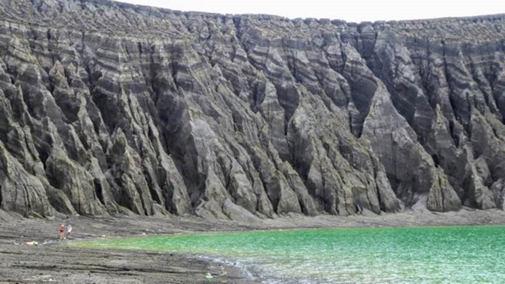 A erosÃ£o causada pela chuva esculpiu as falÃ©sias ao redor da cratera â Foto: Dan Slayback