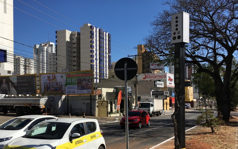 Fotossensores fiscalizam vários tipos de infrações nas ruas de Goiânia (Foto: Reprodução/TV Anhanguera)