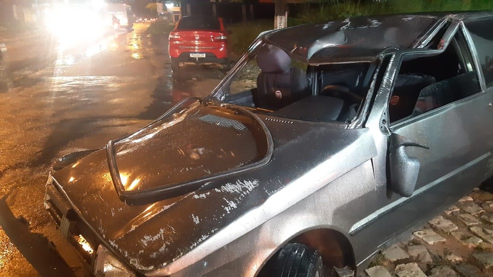 Carro capotou na avenida Felizardo Moura, em Natal. — Foto: Sérgio Henrique Santos/Inter TV Cabugi