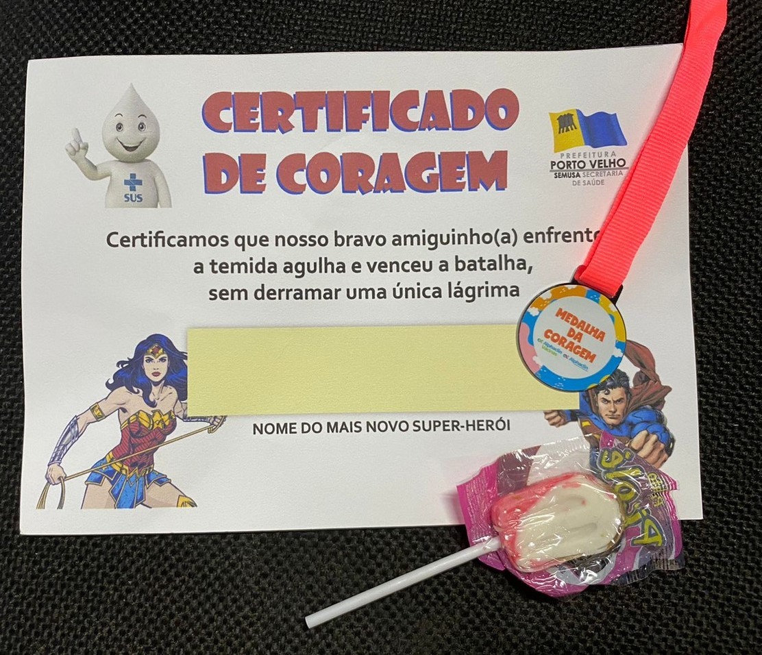 Crianças recebem 'certificado e medalha de coragem' no 1º dia de vacinação contra a Covid em RO