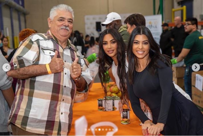 Kim e Kourtney Kardashian em evento de distribuição de refeições em Los Angeles (Foto: Instagram)