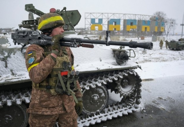 Soldado ucraniano em Járkiv, no leste do país: militares receberão de coletes a mísseis antitanque (Foto: Reuters)