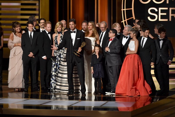 A atriz Sarah Hyland com seus colegas de elenco na série Modern Family  (Foto: Getty Images)