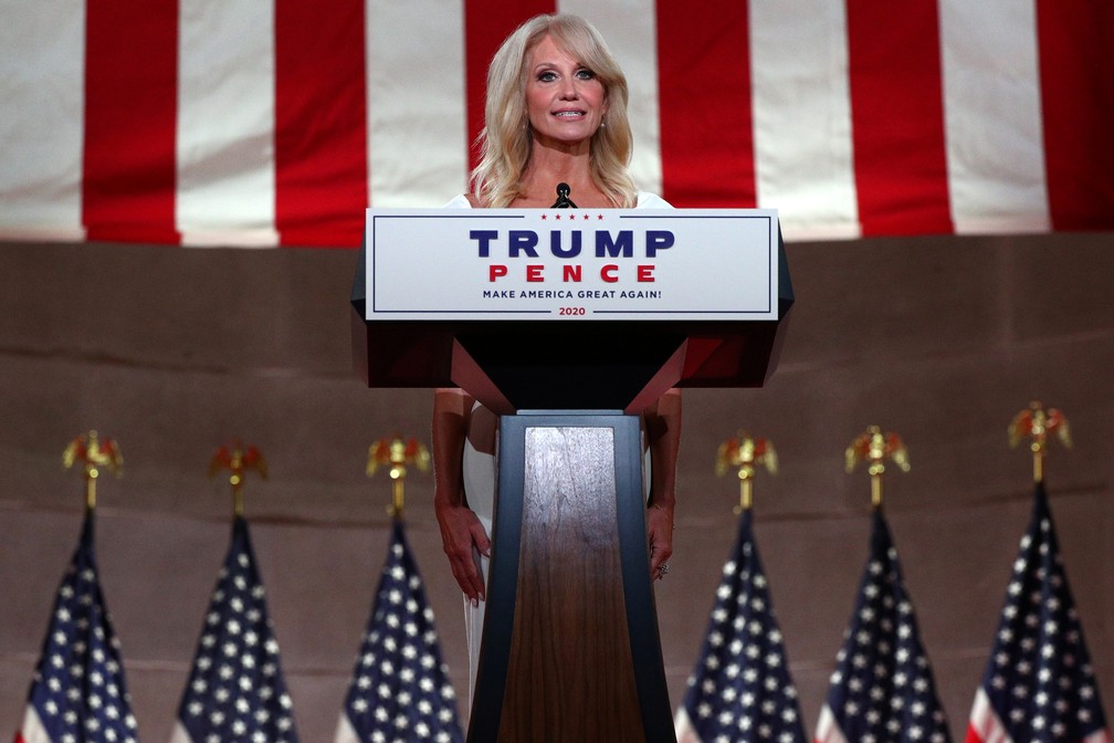 Kellyanne Conway, assessora de Donald Trump que pediu demissão, discursa na Convenção do Partido Republicano nesta quarta-feira (26) — Foto: Tom Brenner/Reuters