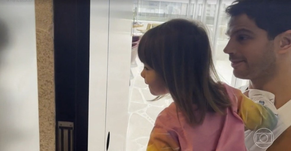 Zoe e Duda a espera da mam&atilde;e Sabrina &mdash; Foto: Globo