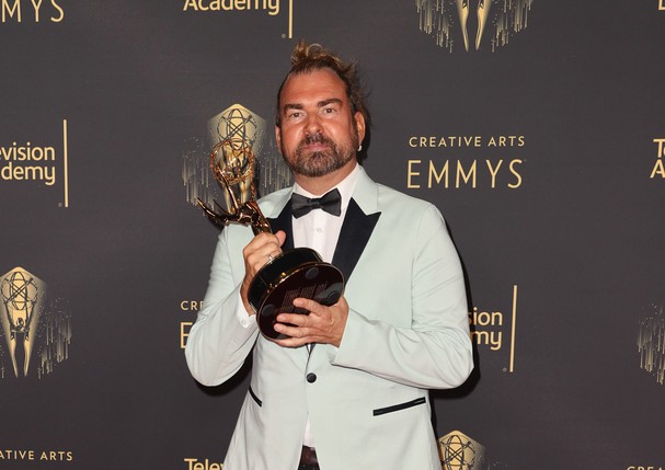 LOS ANGELES, CALIFORNIA - SEPTEMBER 11: Marc Pilcher poses with the award for Outstanding Period And/Or Character Hairstyling for "Bridgerton" at Microsoft Theater on September 11, 2021 in Los Angeles, California. (Photo by Kevin Winter/Getty Images) (Foto: Getty Images)