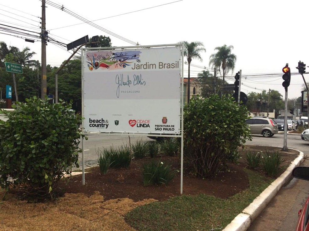 Placa com tamanho que infringia Lei Cidade Limpa na Avenida Brasil (Foto: Will Soares/G1)