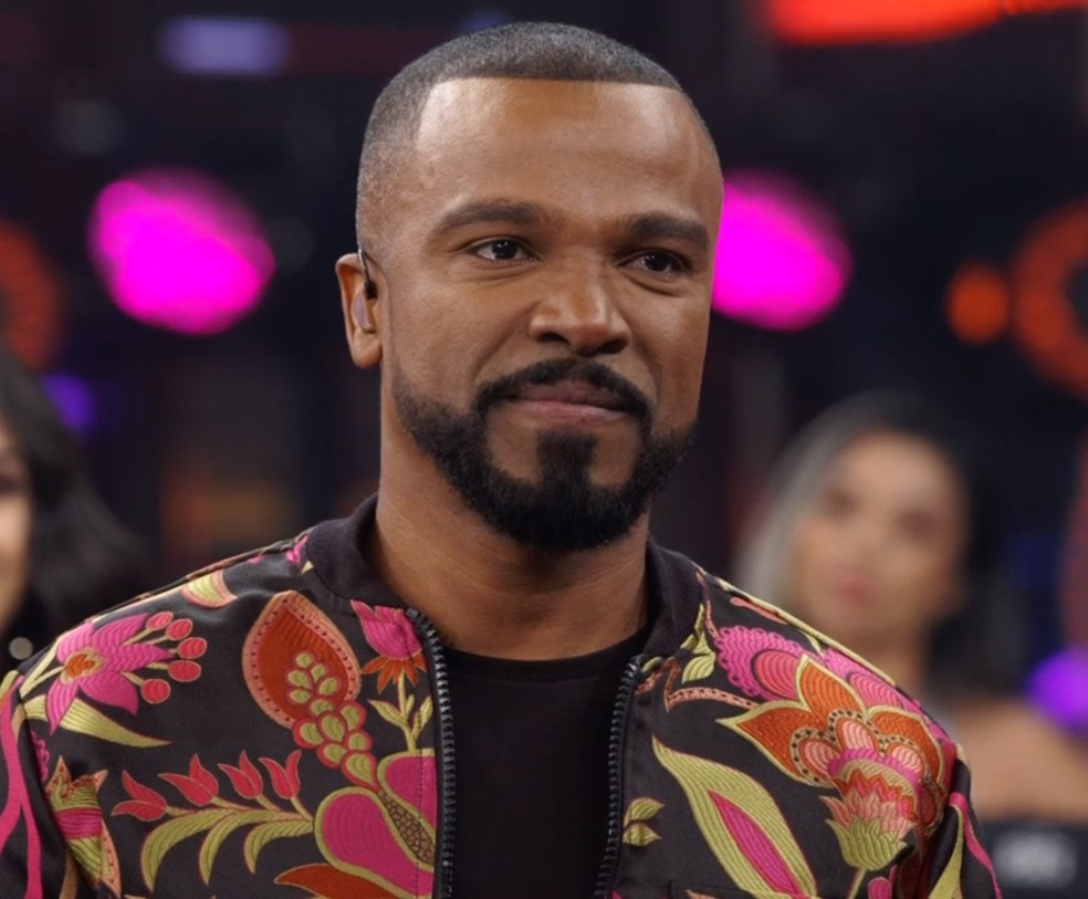 Alexandre Pires canta sucessos da carreira e é tietado no 'Domingão' 'Gênio' Domingão do
