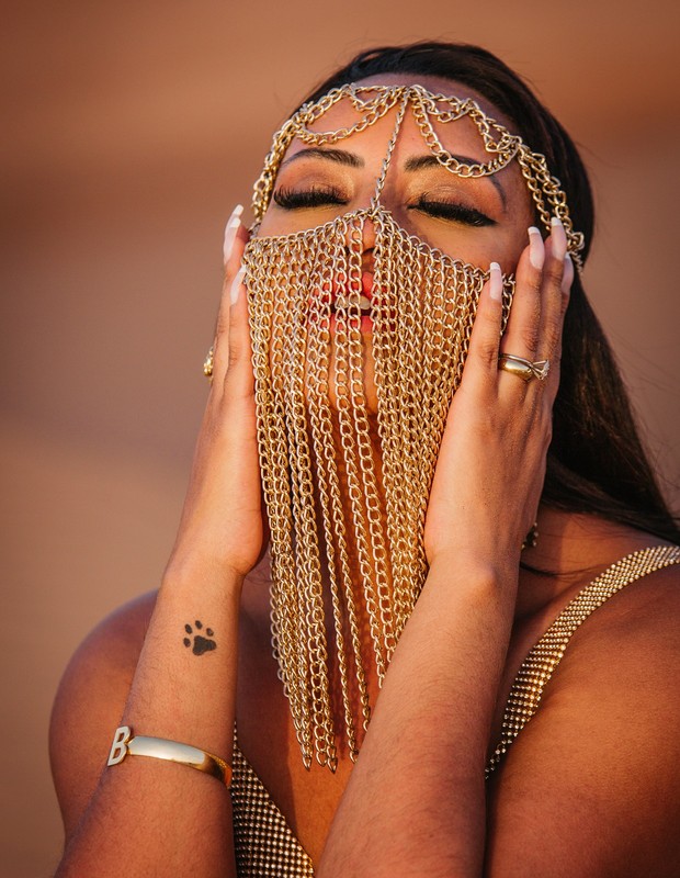 Ana Beatriz Godói usa joias em ensaio fotográfico no deserto (Foto: Patrícia Andrade)