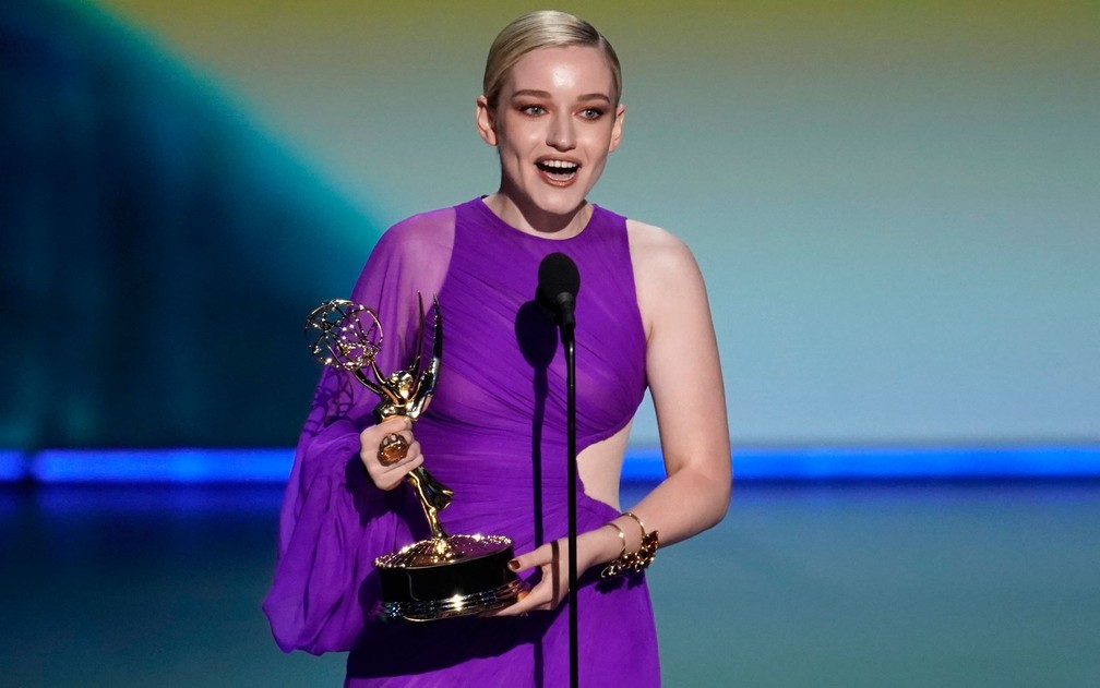 Julia Garner, de ‘Ozark’, agradece o prêmio de melhor atriz coadjuvante por uma série de drama, no 71º Emmy no Microsoft Theatre, em Los Angeles, no domingo (22) — Foto: Reuters/Mike Blake