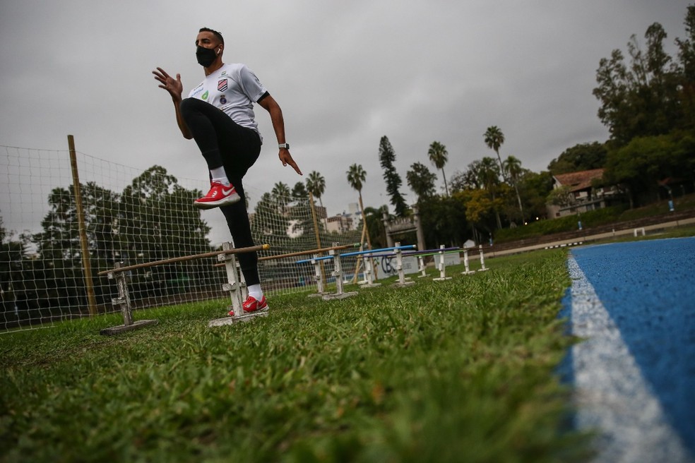 De máscara, Almir treina na Sogipa após paralisação durante pandemia do coronavírus — Foto: Diego Vara