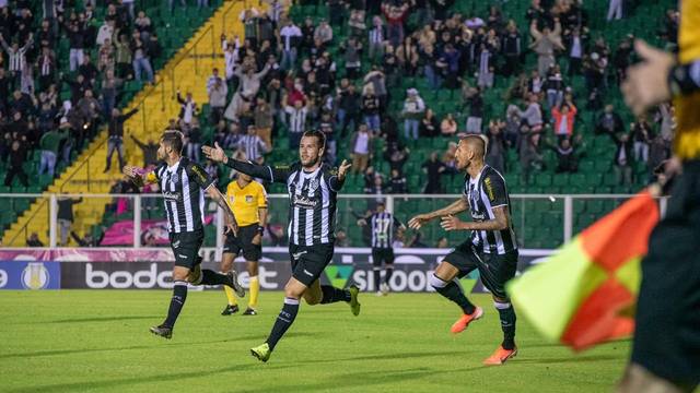 Figueirense x CRB: Willian Popp comemora gol; time teve apoio da torcida