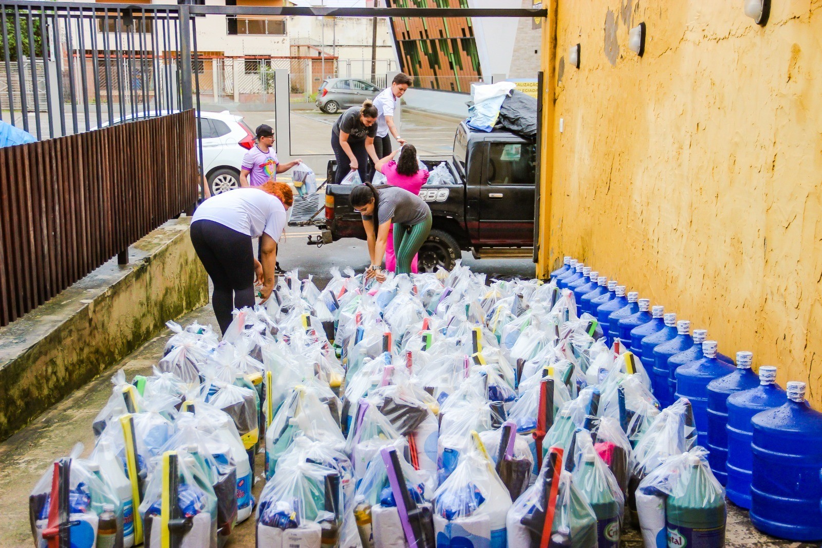 Acre recebe doaÃ§Ãµes do Rio de Janeiro e Bahia para famÃ­lias atingidas pela cheia