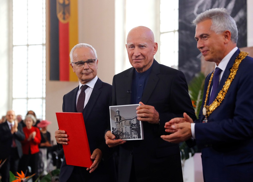 O fotógrafo brasileiro Sebastião Salgado recebe o prêmio durante cerimônia na Igreja de São Paulo (Paulskirche) em Frankfurt, Alemanha, neste domingo — Foto: Kai Pfaffenbach/Reuters