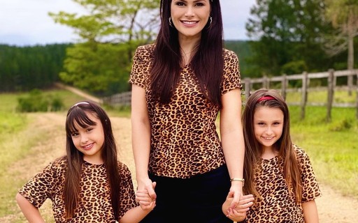 Natália Guimarães combina looks de oncinha com filhas gêmeas