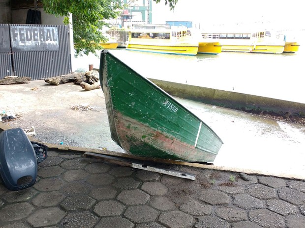 Barco usado pelos criminosos foi apreendido (Foto: Roberto Strauss / G1)
