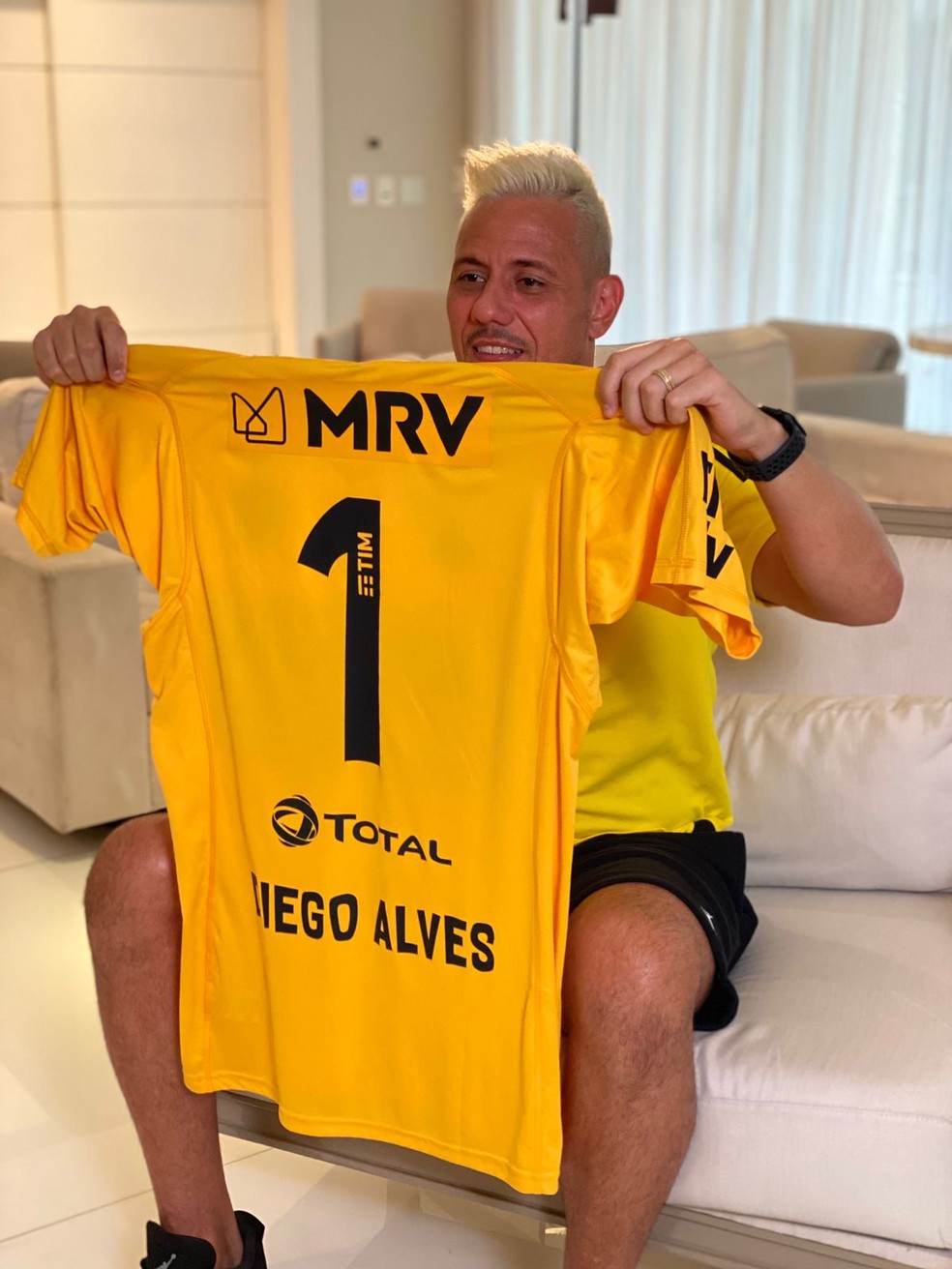 Diego Alves exibe camisa amarela que marcou hist&oacute;ria em 2019 &mdash; Foto: Cah&ecirc; Mota / ge