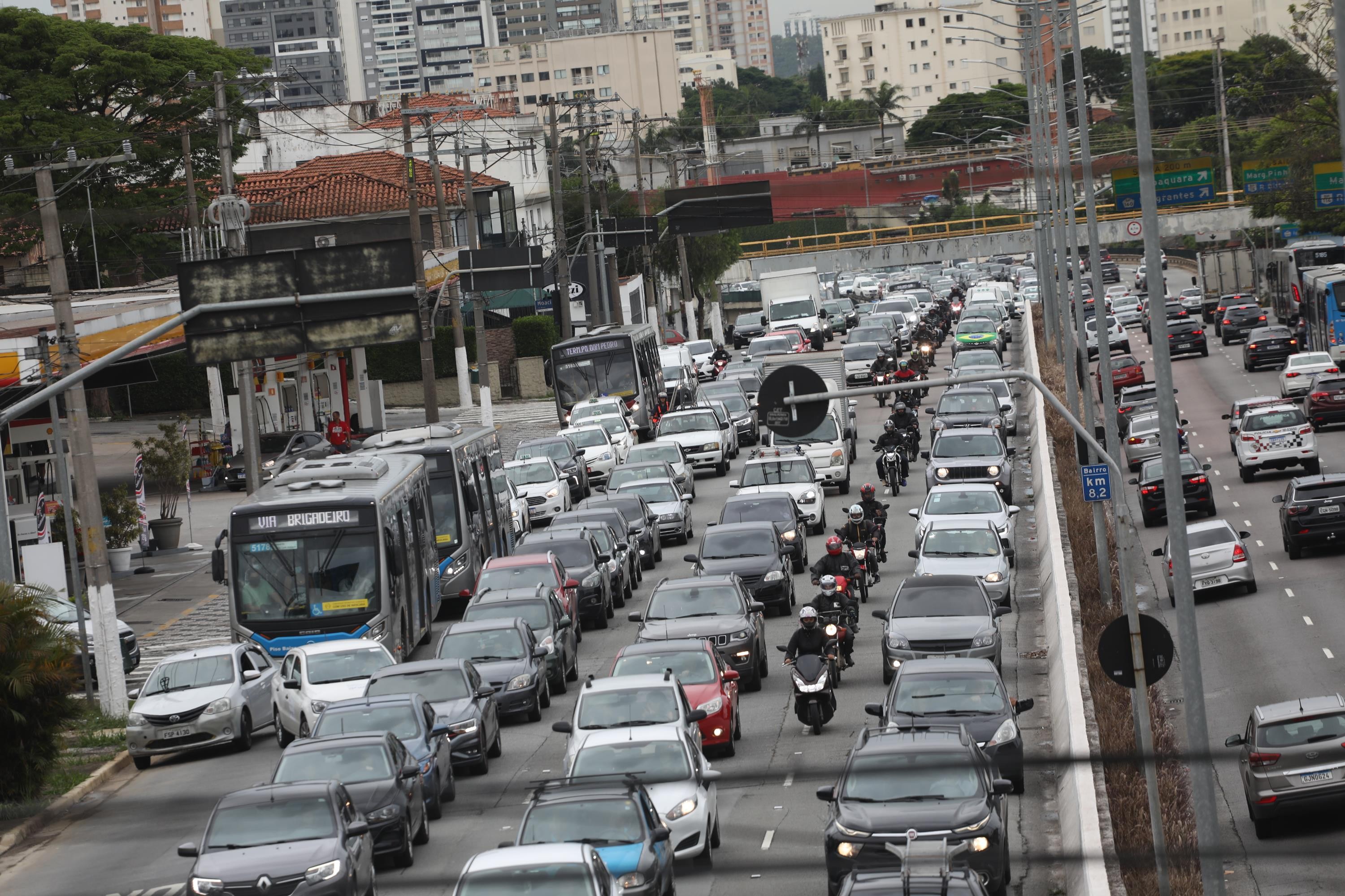 Trânsito na cidade de SP fica novamente acima dos 400 km antes de jogo do Brasil na Copa, mas não bate recorde
