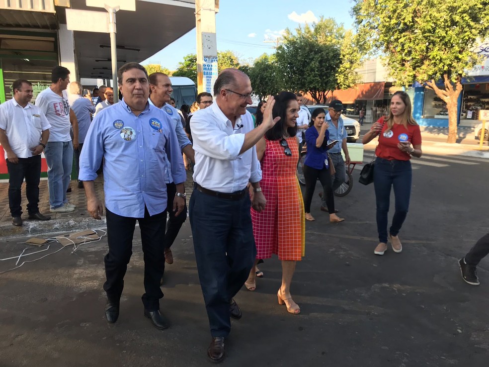 Acompanhado por Lu Alckmin, candidato do PSDB acena para eleitores no centro de Gurupi (TO) (Foto: Cassiano Rolim/TV Anhanguera)