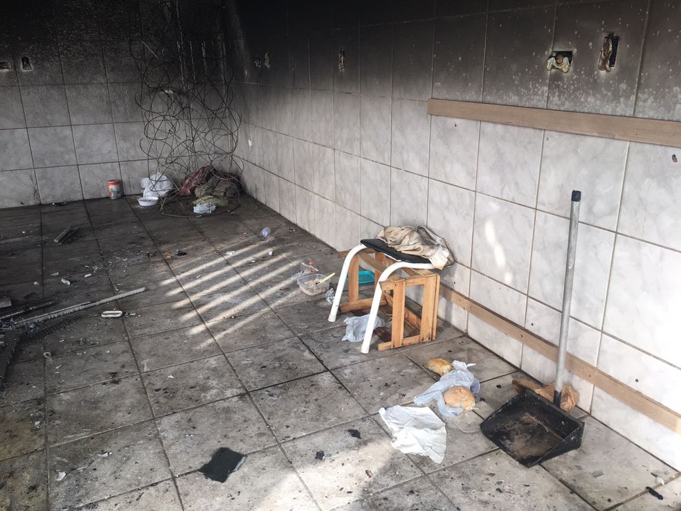 Incêndio atingiu parte que era utilizada como loja de conveniência (Foto: Valmir Custódio/G1)