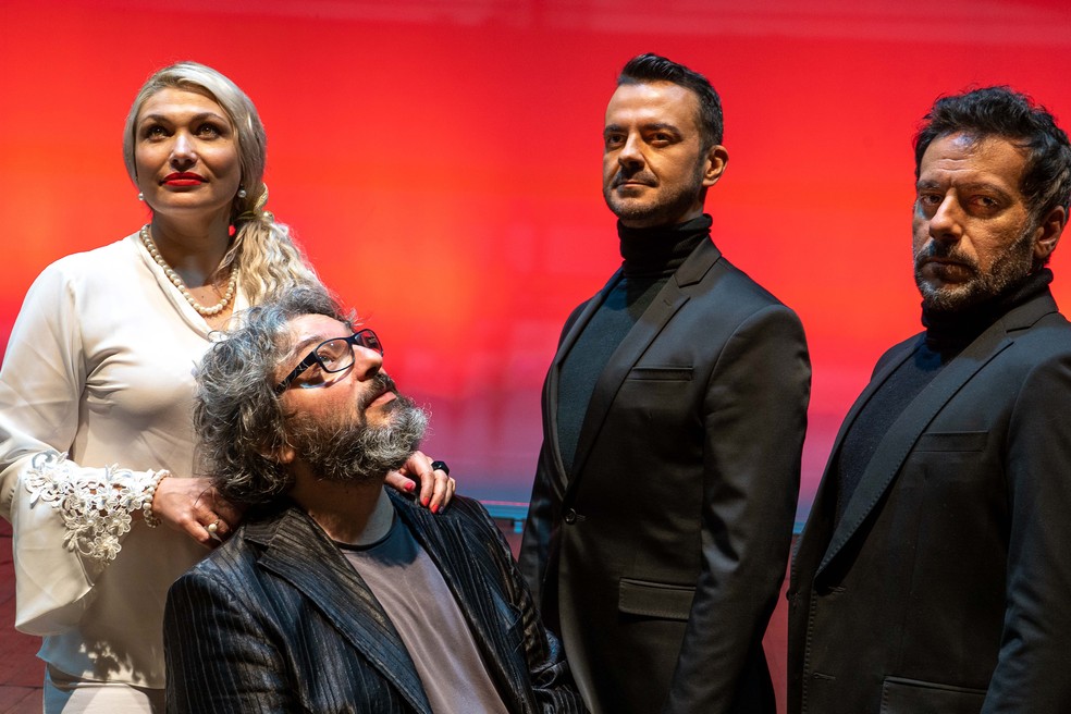 O compositor Vagner Cunha e os solistas Paola Bess, Flávio Leite e Carlos Rodriguez — Foto: Gilberto Perin/Divulgação
