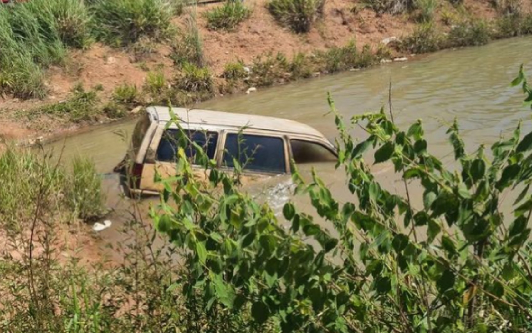 Homem vai nadar em lago e encontra carro submerso em Senador Canedo