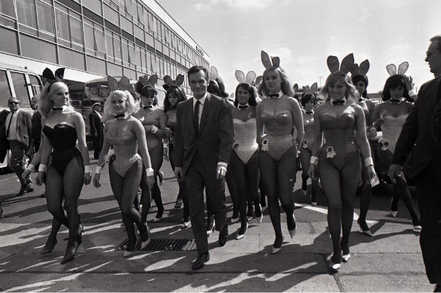 Hugh Hefner, fundador da Playboy, e suas coelhinhas em junho de 1966 (Foto: Ray Bellisario/Rex Feature/Glow Images)