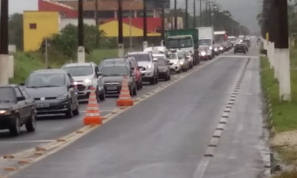 Moradores e turistas enfrentaram filas de mais de uma hora para entrar em Ilha Comprida nesta sexta e sábado — Foto: G1 Santos