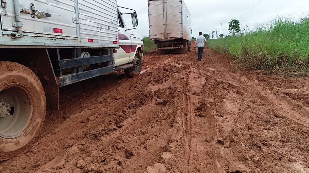 Com RO-459 interditada, rota alternativa para cidade de RO tem situação precária devido a lama e atoleiro — Foto: Rede Amazônica/Reprodução