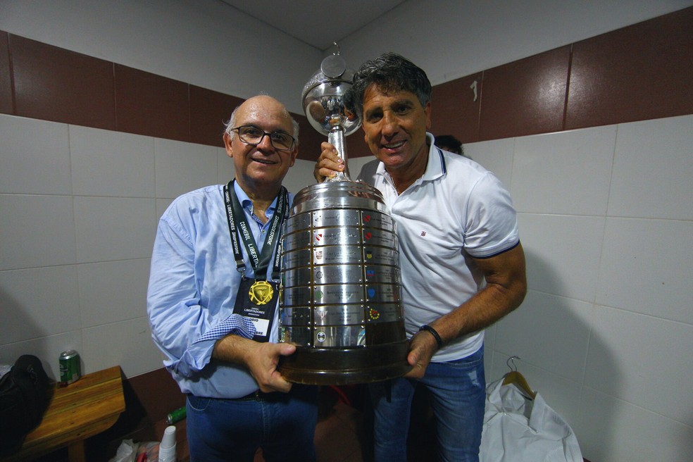 Renato e Romildo Bolzan com a taça do tri da América (Foto: Lucas Uebel/Divulgação Grêmio)