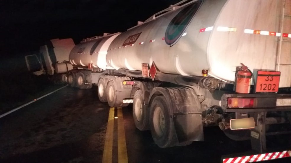 Carreta ficou atravessada na pista â Foto: Site Bahia Extremo Sul