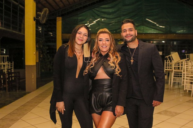 Simony com Aysha Benelli e Felipe Rodriguez e a f (Foto: Thiago Duran/AgNews)