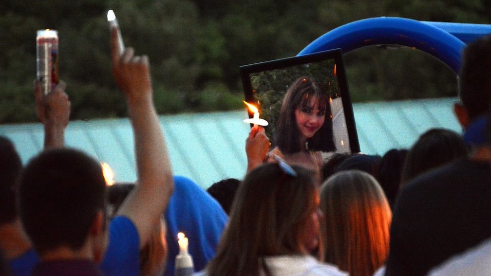 Várias pessoas fizeram vigília em homenagem à adolescente — Foto: Divulgação/Utica Observer