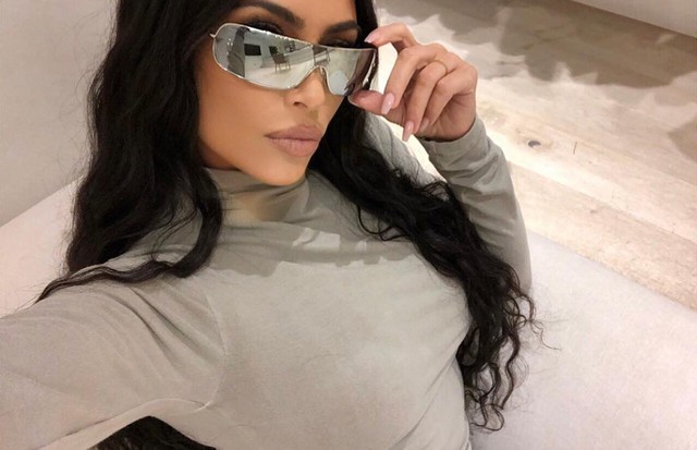 Kim Kardashian mostra um modelo de sua linha de óculos escuros em collab com a label israelense Carolina Lemke (Foto: Instagram Carolina Lemke/ Reprodução) Kim Kardashian mostra um modelo de sua linha de óculos escuros em collab com a label israelense Carolina Lemke (Foto: Instagram Carolina Lemke/ Reprodução)