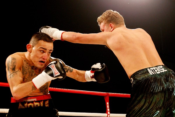 O boxeador Lee Noble em cobate contra Phill Fury em luta em Sheffield, Inglaterra, em maio de 2012 (Foto: Getty Images)