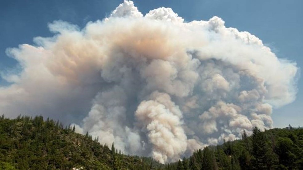 Uma grande nuvem de Pirocúmulo acima de um incêndio na Califórnia em 2018  — Foto: Getty Images via BBC