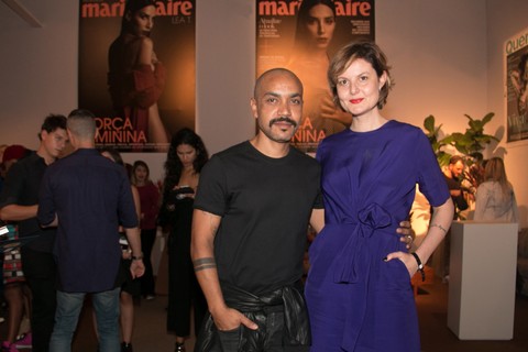 O estilista Luiz Claudio e a editora de moda de Marie Claire Larissa Lucchese (Foto: Marcos Rosa)