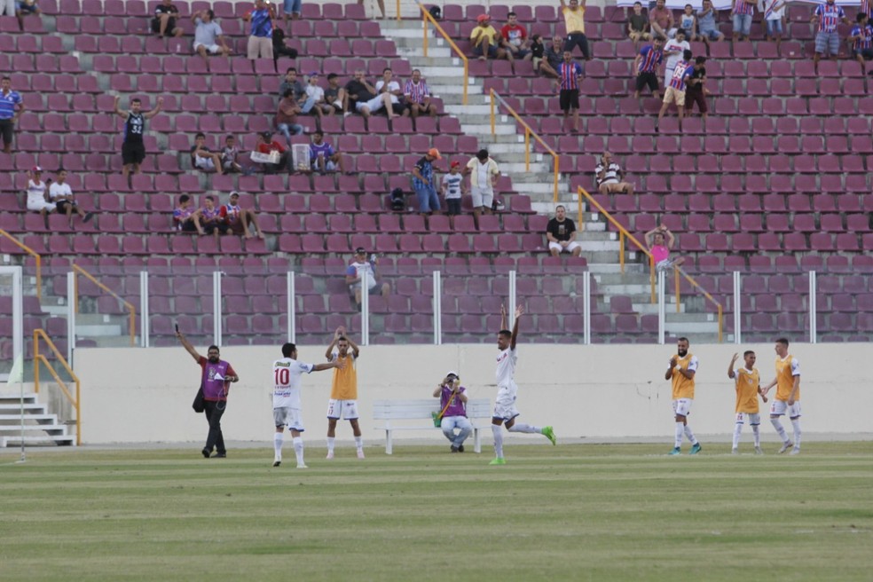 Itabaiana consegue virada impressionante no segundo tempo — Foto: Osmar Rios/GloboEsporte.com