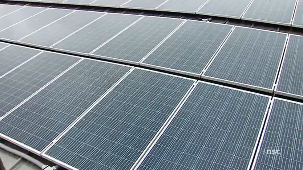 Placas de energia solar instaladas em prédio de empresa em Florianópolis (Foto: Reprodução/NSC TV)