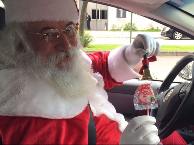 Papai Noel distribui balas e pirulitos para passageiros do Uber (Foto: Glauco Araújo/G1)