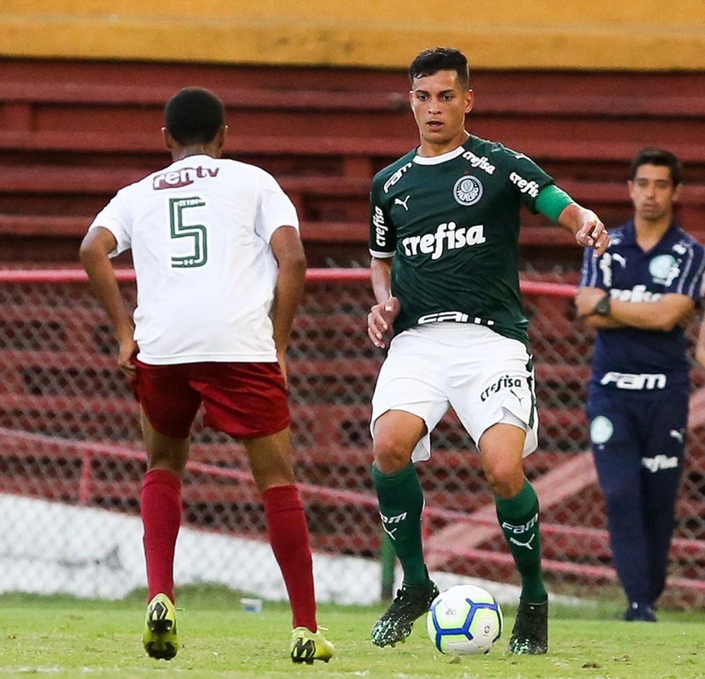 Renan em ação pelo time sub-17 do Palmeiras — Foto: Divulgação Palmeiras