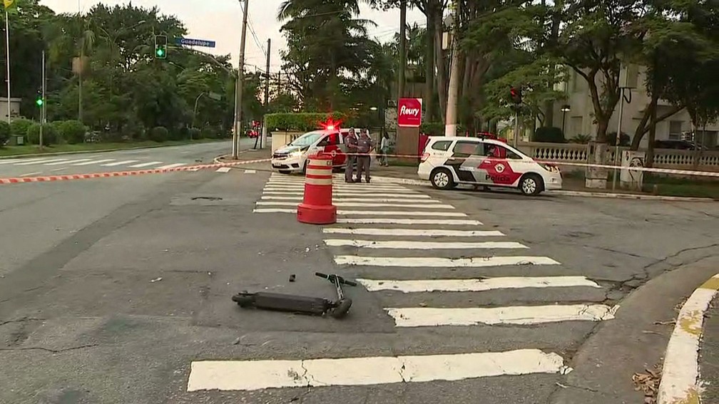 Motorista foge apÃ³s atropelar homem em patinete na Avenida Brasil â Foto: ReproduÃ§Ã£o TV Globo