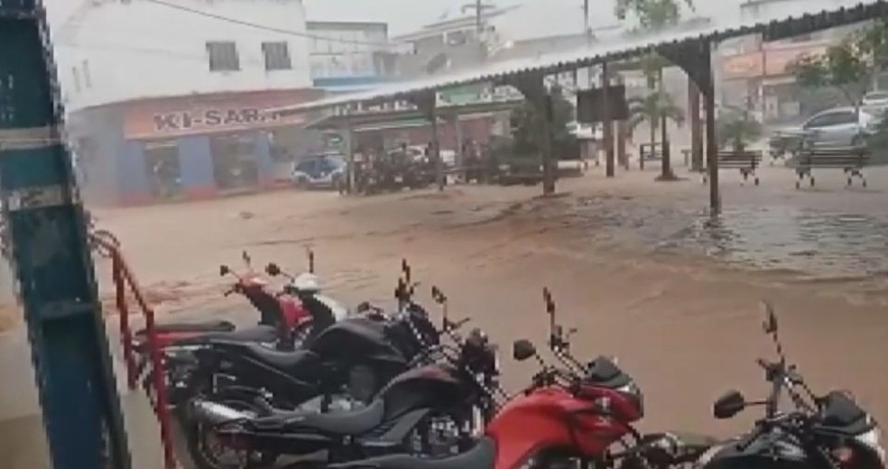 Medeiros Neto registra estragos por causa da chuva — Foto: Reprodução/TV Bahia