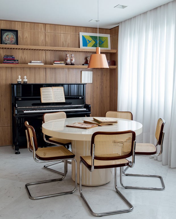 apartamento-Gil-Cioni-Olegario-de-Sa-sala-de-jogos-piano-freijó-mesa-pendente (Foto: Lufe Gomes/Editora Globo)