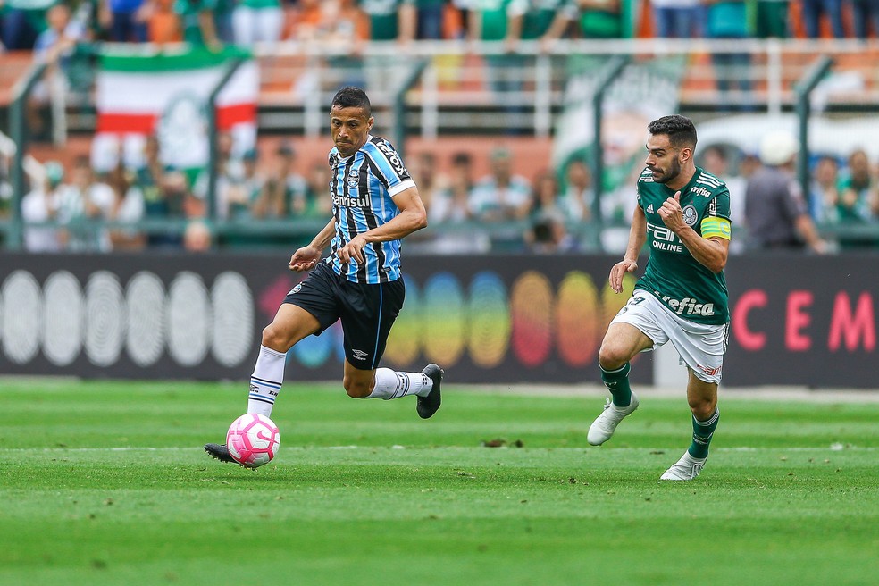 Cícero pode ser o sexto reforço do Botafogo para a temporada — Foto: Lucas Uebel/Divulgação Grêmio