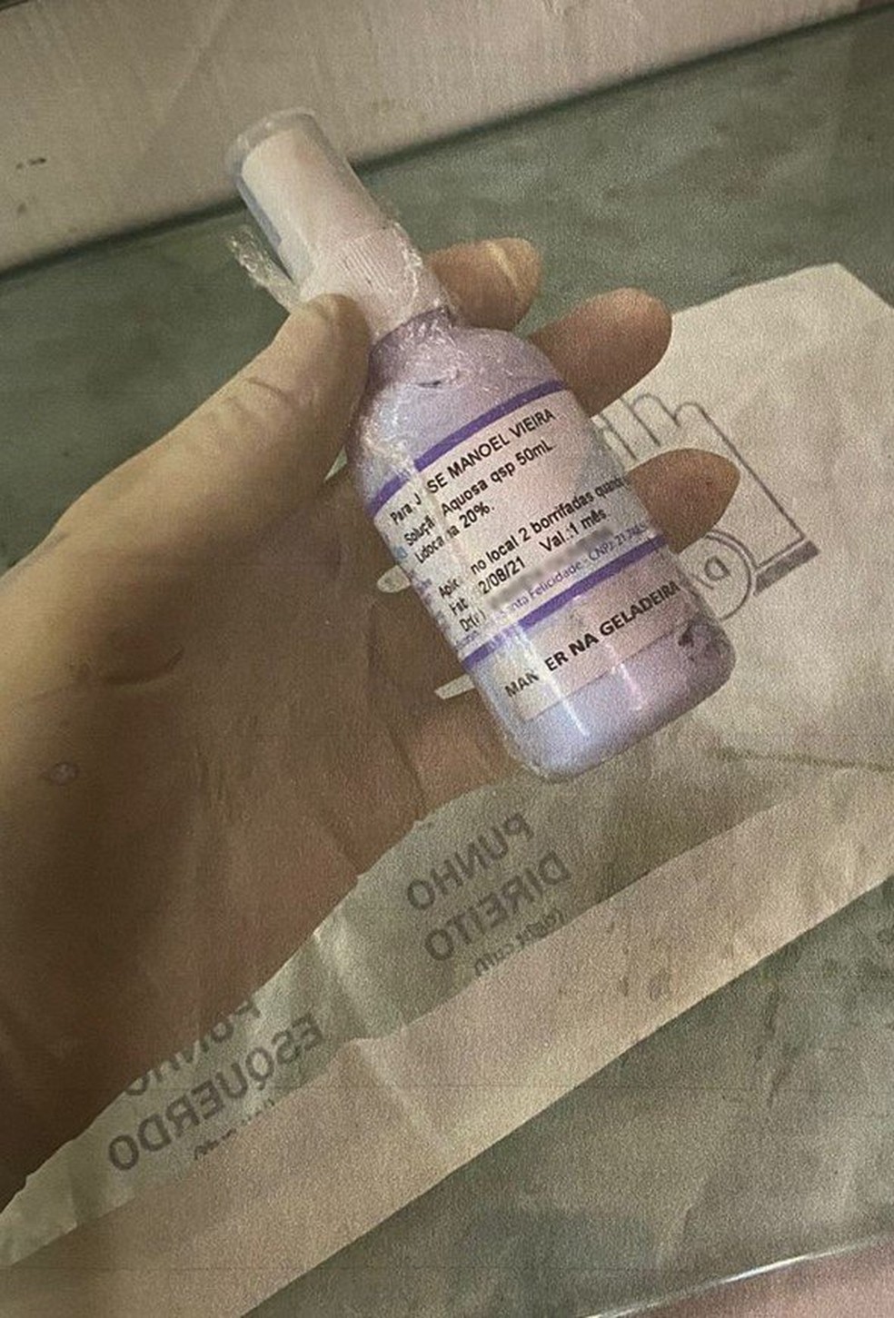Segundo rótulo, spray de lidocaína estava no prazo de validade quando foi utilizado — Foto: Reprodução