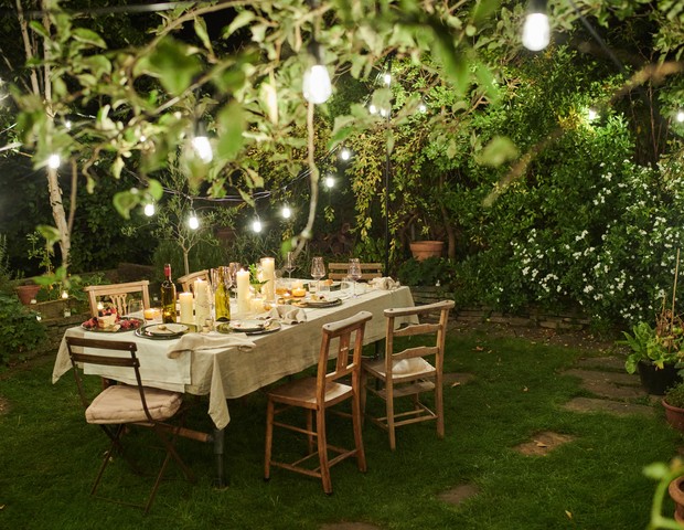 Dining table outside in a garden. Al fresco dining. (Foto: Getty Images)